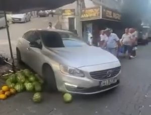 Aracıyla girdiği pazar tezgahını darmadağın etti