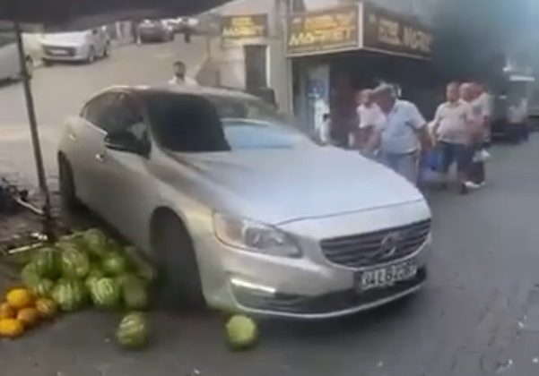 Aracıyla girdiği pazar tezgahını darmadağın etti