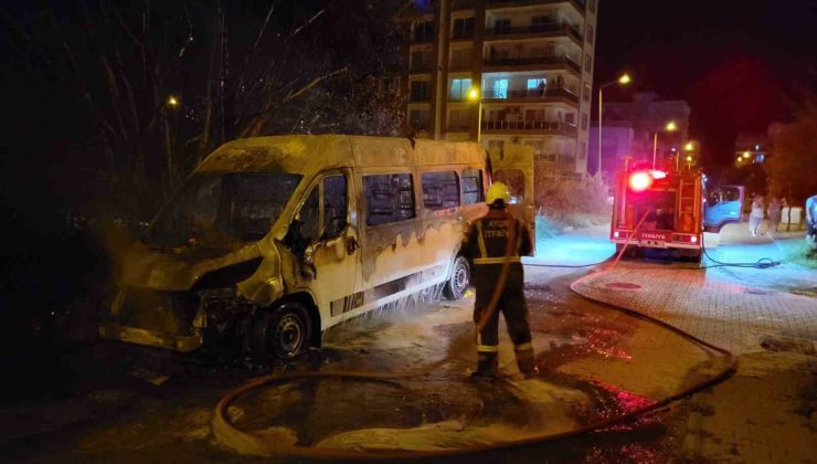 Minibüs alevlere teslim oldu
