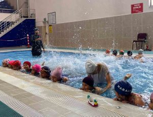 Nazilli’de çocuklar yaz tatilini yüzme öğrenerek geçiriyor