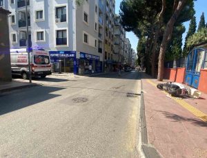 Otomobilin çarptığı motosiklet kaldırıma çıktı: 1 yaralı