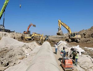 Proje tamamlandığında su kaybı en aza inecek, dev boruların montajı yapılıyor