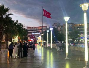 Sıcaktan bunalan vatandaşlar akşam serinliğinde nefes alıyor