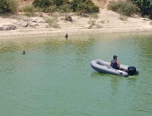 Aydın itfaiyesi göletin dibindeki 50 bin dolarlık bambiyi tek parça olarak çıkarmayı başardı