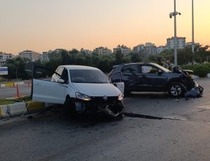 Aydın’da otomobille çarpışan araç refüje çıktı: 1 yaralı