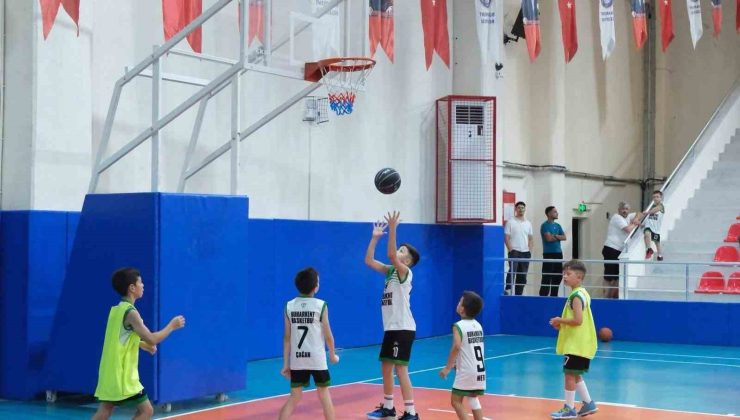 Buharkent’te genç basketbolcular kıyasıya mücadele etti
