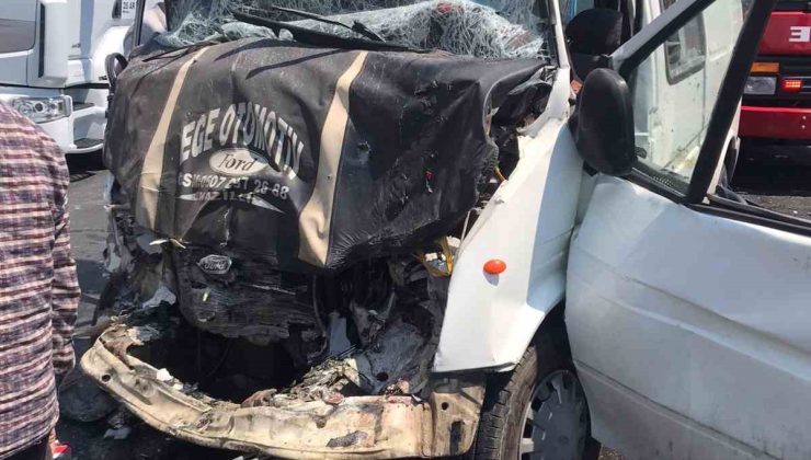 Buharkent’te minibüsler çarpıştı: 8 yaralı