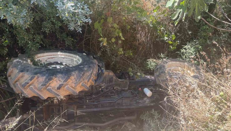 Devrilen traktörün altındaki sürücüyü itfaiye ekipleri kurtardı