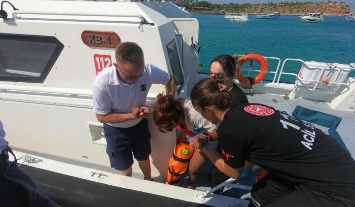 Didim’de karadan ulaşılamayan koyda yaralanan kişi denizden tahliye edildi