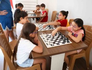 Efeler’de yaz tatili satrançla renkleniyor