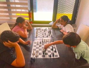 Germencik’te çocuklar yaz tatilini satranç öğrenerek değerlendiriyor