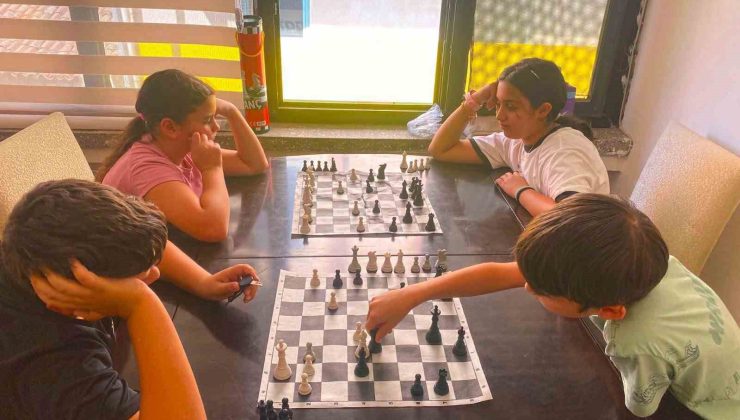 Germencik’te çocuklar yaz tatilini satranç öğrenerek değerlendiriyor