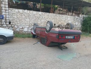 Kontrolden çıkan otomobil ters döndü
