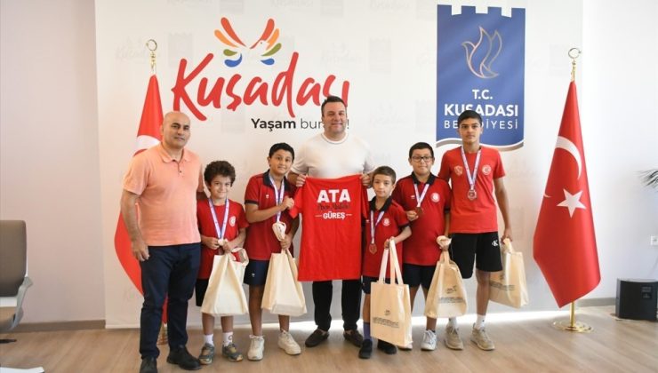 Kuşadası Belediye Başkan Vekili Demirtaş şampiyon güreşçileri ağırladı
