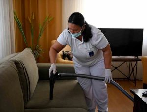Kuşadası Belediyesi’nin evde bakım birimi yaşamları kolaylaştırıyor