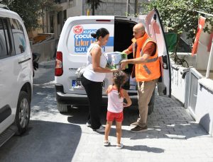 Kuşadası’nda ihtiyaç sahibi çocuklara süt desteği