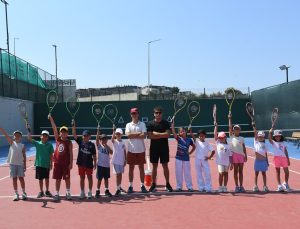 Kuşadası’nda minik raketler geleceğe hazırlanıyor