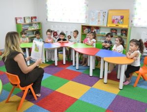 Kuşadası’nda miniklerin eğitim yolculuğu Çocuk Gelişim Merkezi’nde sürüyor