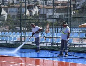 Kuşadası’nda tenis kortları baştan aşağı temizlendi