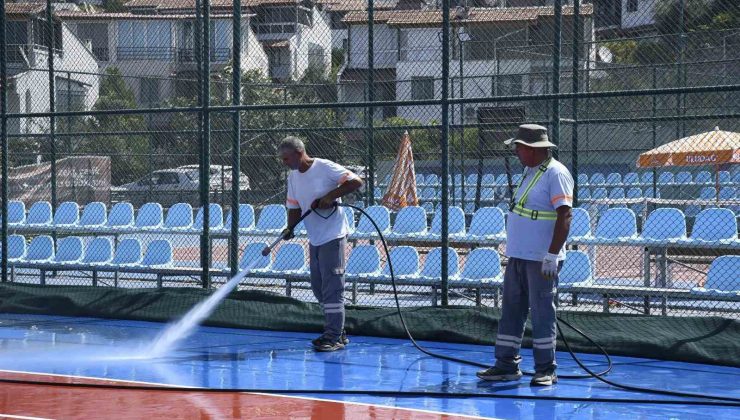 Kuşadası’nda tenis kortları baştan aşağı temizlendi
