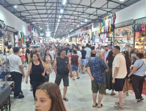 Mavişehir Pazar Yeri tatilcilerin ve yerlilerin akınına uğradı