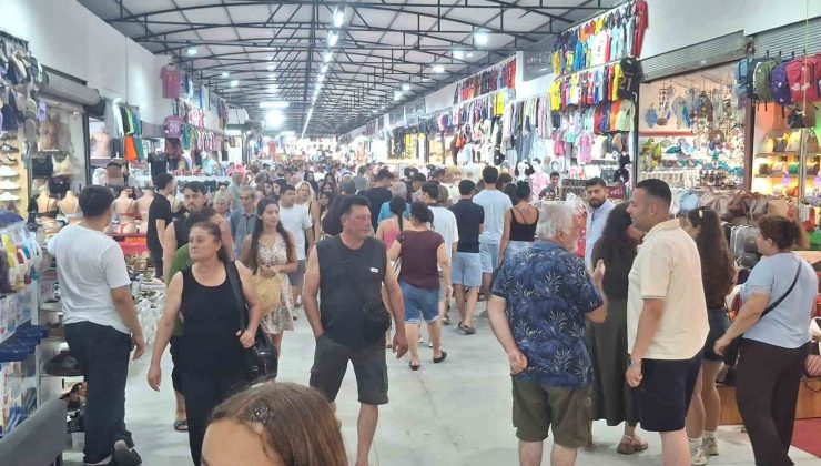 Mavişehir Pazar Yeri tatilcilerin ve yerlilerin akınına uğradı