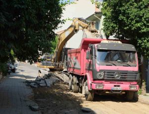 Nazilli’de 6 sokakta eş zamanlı asfalt mesaisi