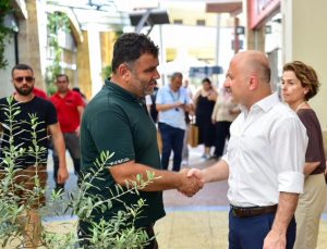 Vali Varol, alışveriş merkezinde vatandaş ve esnafla buluştu