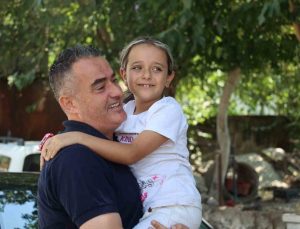 Yangında bisikleti yanan Hazal’a Başkan Arıcı, yeni bisiklet hediye etti