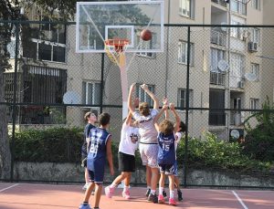 Yenilenen basketbol sahasına Efe İbrikoğlu’nun adı verildi
