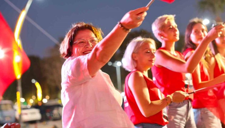 Başkan Gençay, filenin sultanlarının şampiyonluk coşkusunu vatandaşlarla birlikte yaşadı