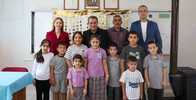 Başkan Yetişkin’den minik öğrencilere ilk gün sürprizi