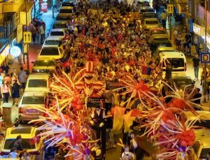 Efeler’de binlerce kişi fener alayında buluştu