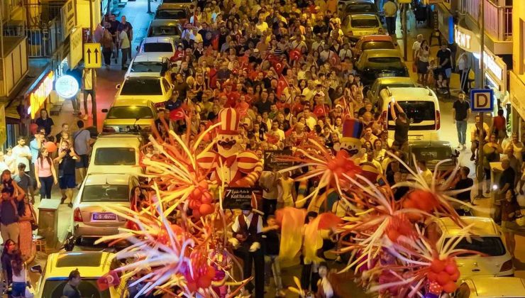 Efeler’de binlerce kişi fener alayında buluştu