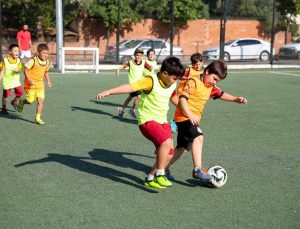 Efeler’de çocuklar için futbol kursu kayıtları başladı