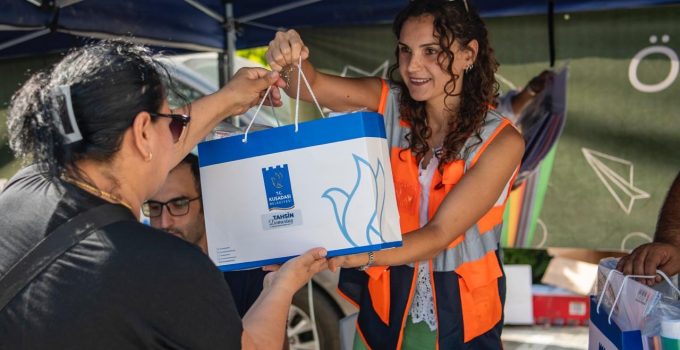 Kuşadası Belediyesi’nden öğrencilere kırtasiye desteği