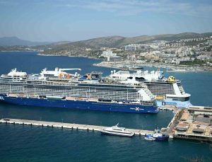 Kuşadası’na 2 kruvaziyerle 7 bin 818 turist geldi