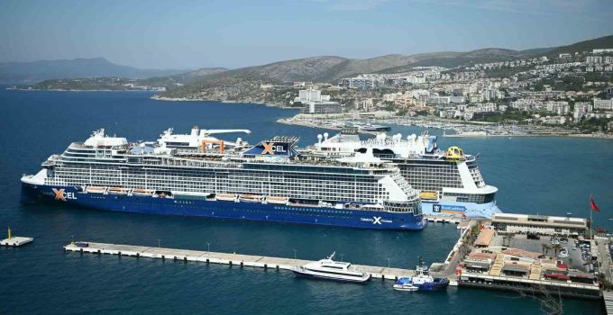Kuşadası’na 2 kruvaziyerle 7 bin 818 turist geldi