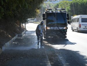 Kuşadası’nda cadde temizliği teknolojik araçlarla yapıldı