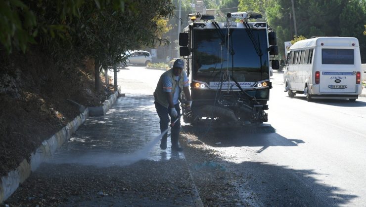 Kuşadası’nda cadde temizliği teknolojik araçlarla yapıldı