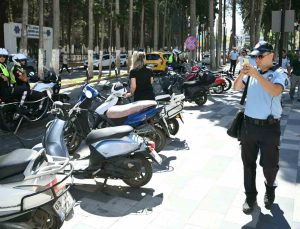 Kuşadası’nda kaldırımlar boşaltıldı, kurallara uymayanlara ceza