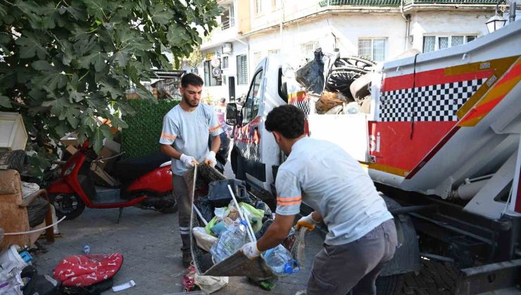 Kuşadası’nda sokağa hurda ve atık bırakanlara zabıta müdahalesi