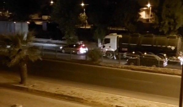 Motosikletiyle bariyerlere çarpan genç ağır yaralandı