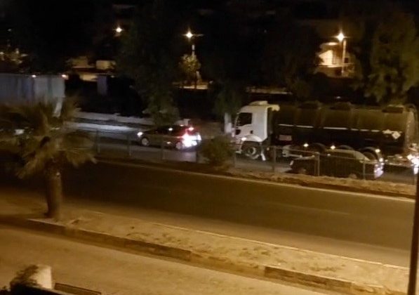 Motosikletiyle bariyerlere çarpan genç ağır yaralandı