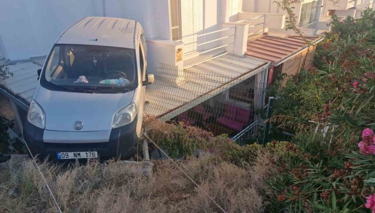 Yazlık evin verandasına otomobil düştü