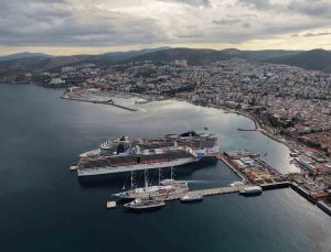 Kuşadası’na 4 kruvaziyerle 6 bin turist geldi